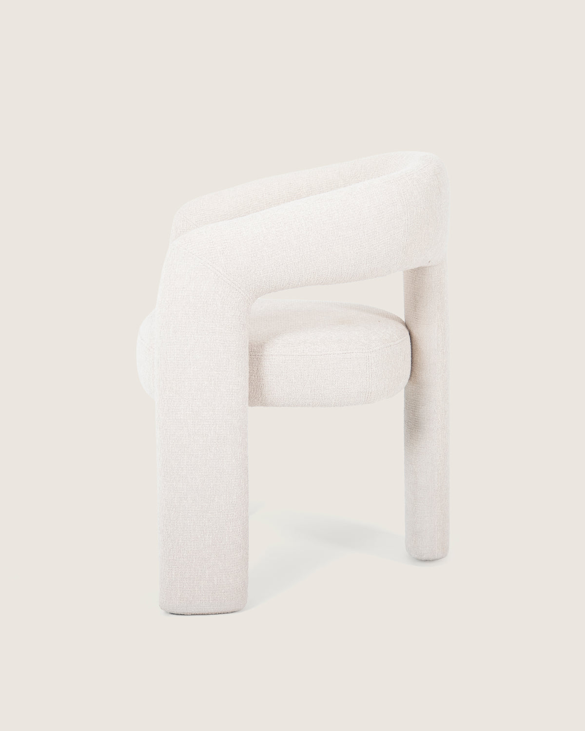 Silla de comedor con reposabrazos tapizada en dolmen beige Helen