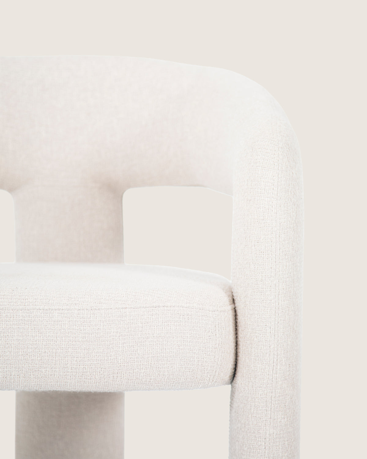 Silla de comedor con reposabrazos tapizada en dolmen taupe Helen