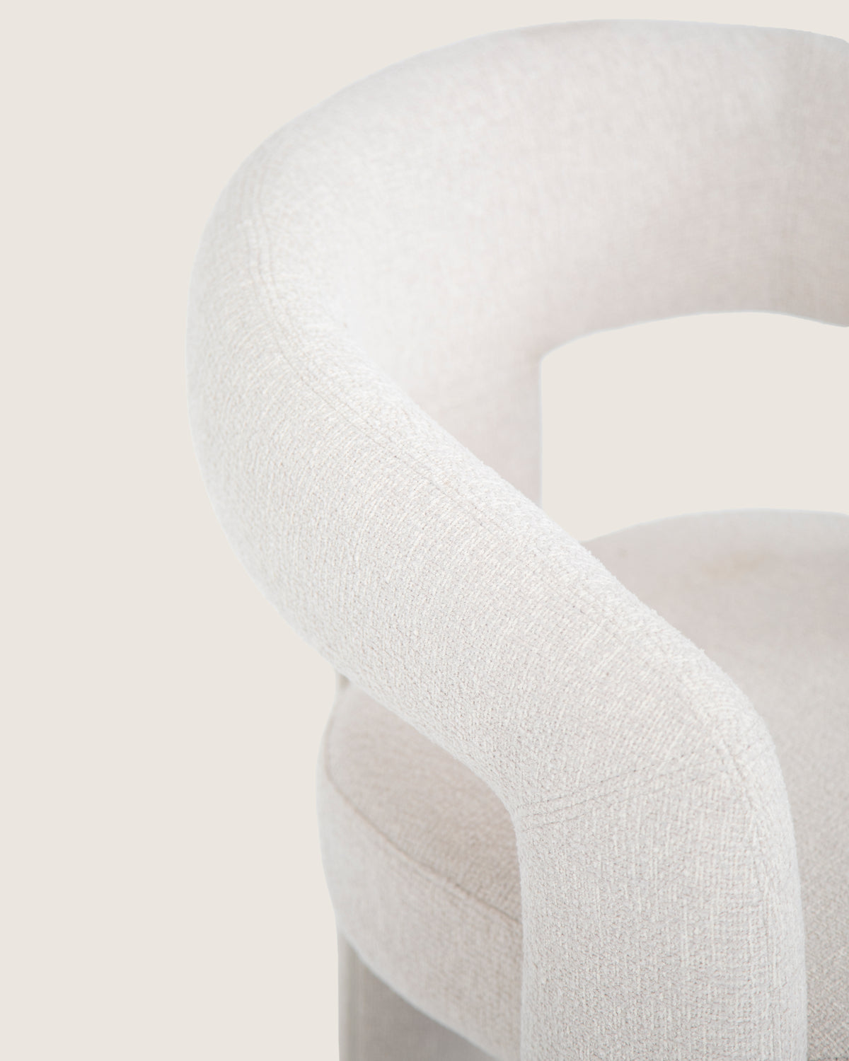 Silla de comedor con reposabrazos tapizada en dolmen beige Helen