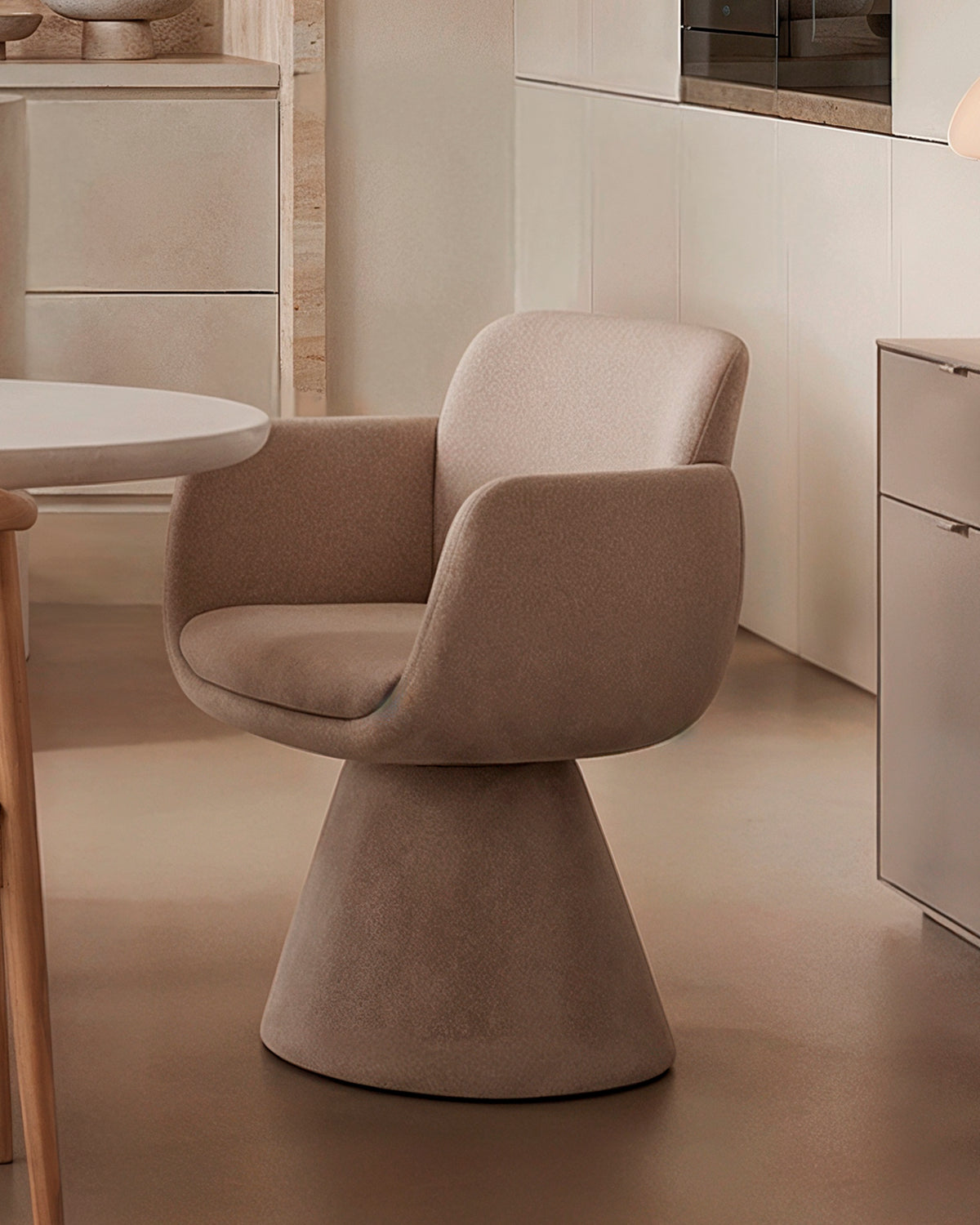 Silla de comedor giratoria con reposabrazos tapizada en Velia Beige Niza