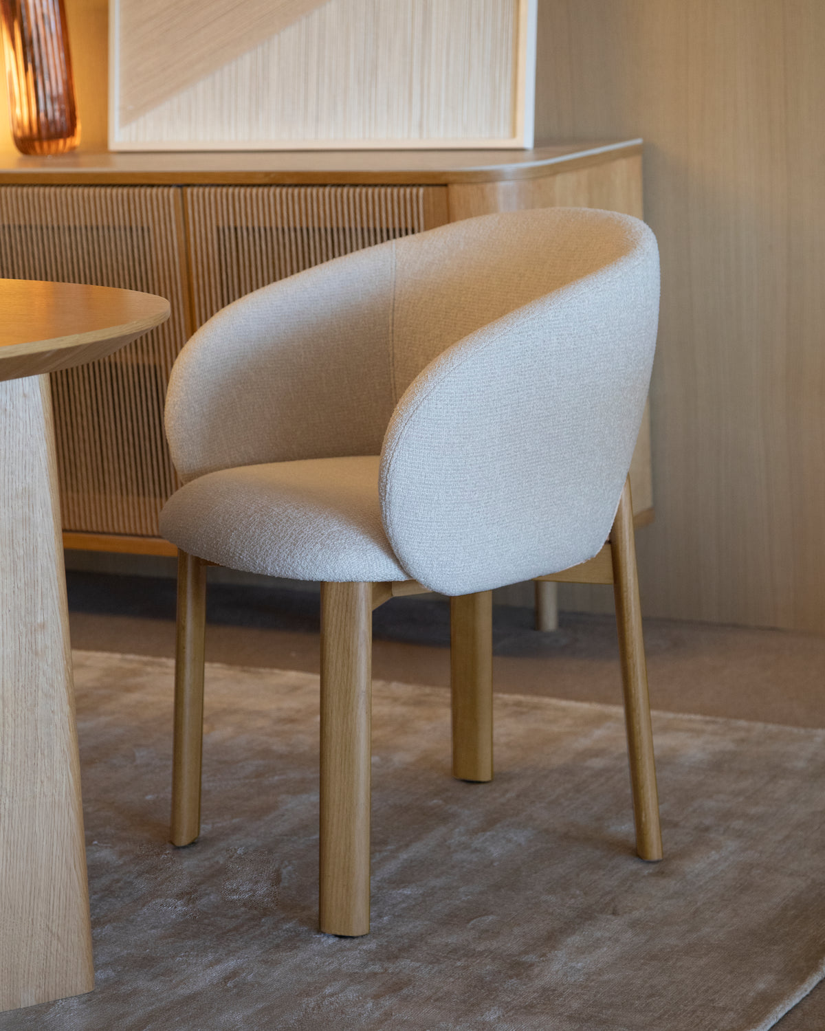 Silla de comedor con reposabrazos tapizado en Dolmen Beige y patas de madera acabado en roble Talia