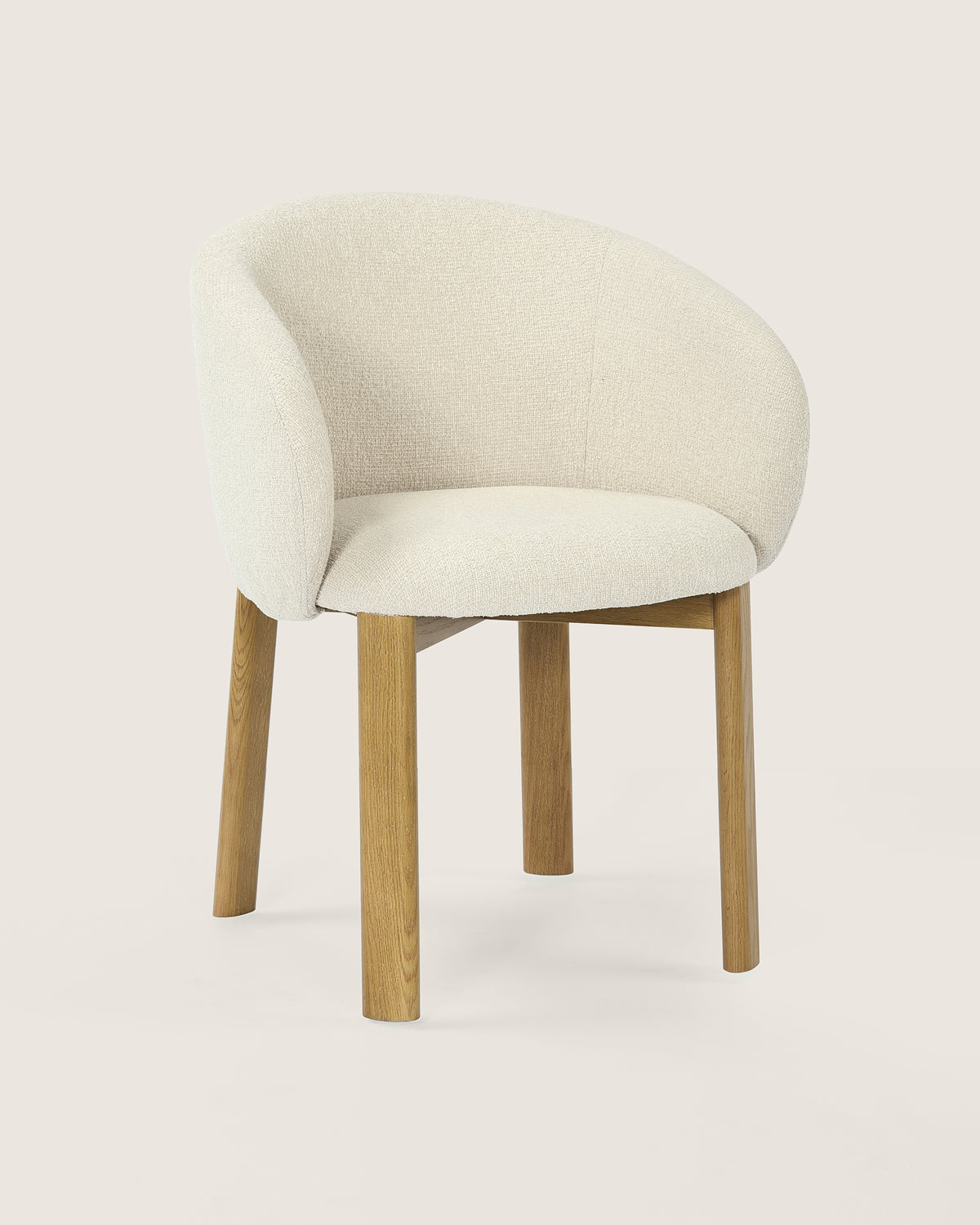 Silla de comedor con reposabrazos tapizado en Dolmen Beige y patas de madera acabado en roble Talia