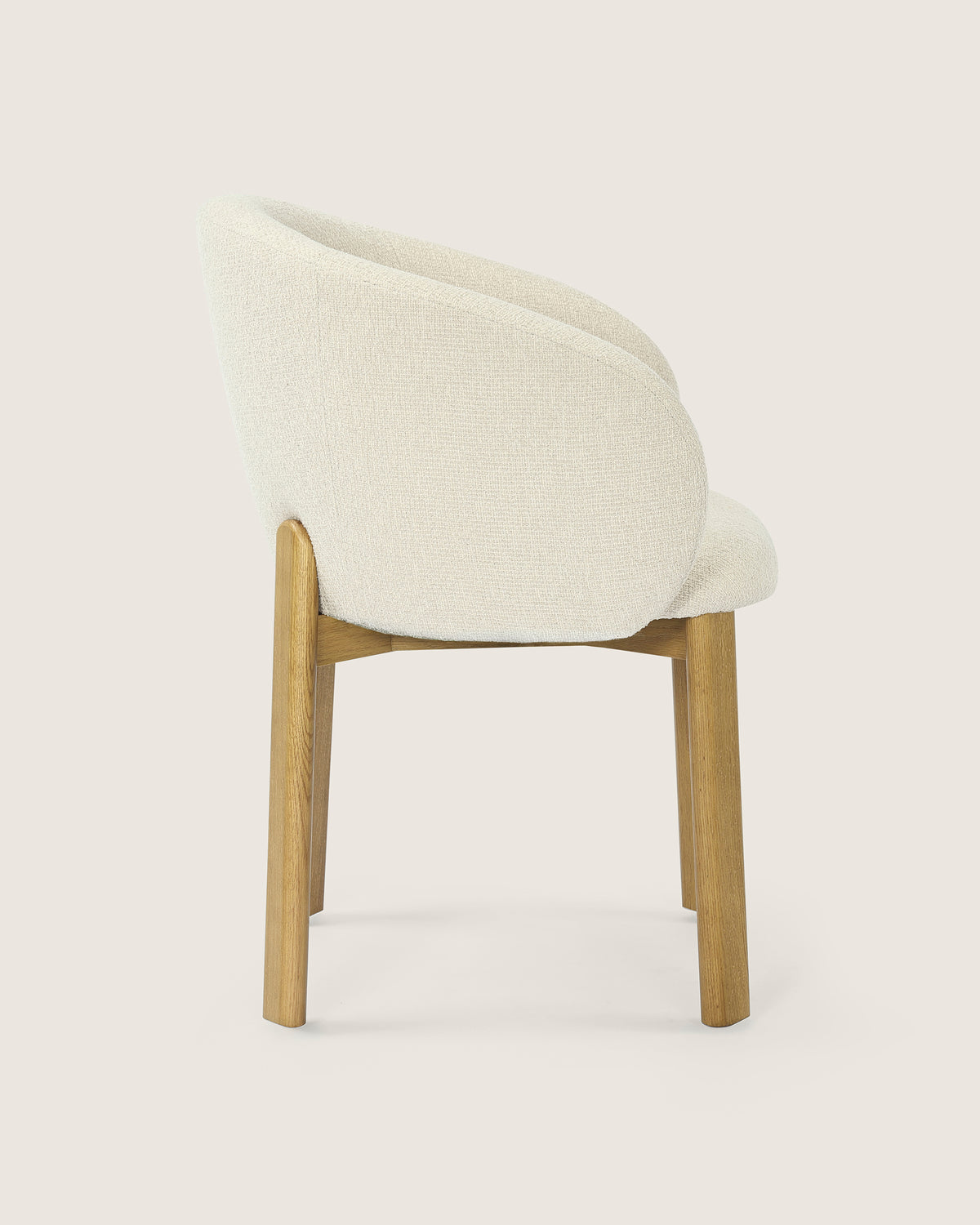 Silla de comedor con reposabrazos tapizado en Dolmen Beige y patas de madera acabado en roble Talia