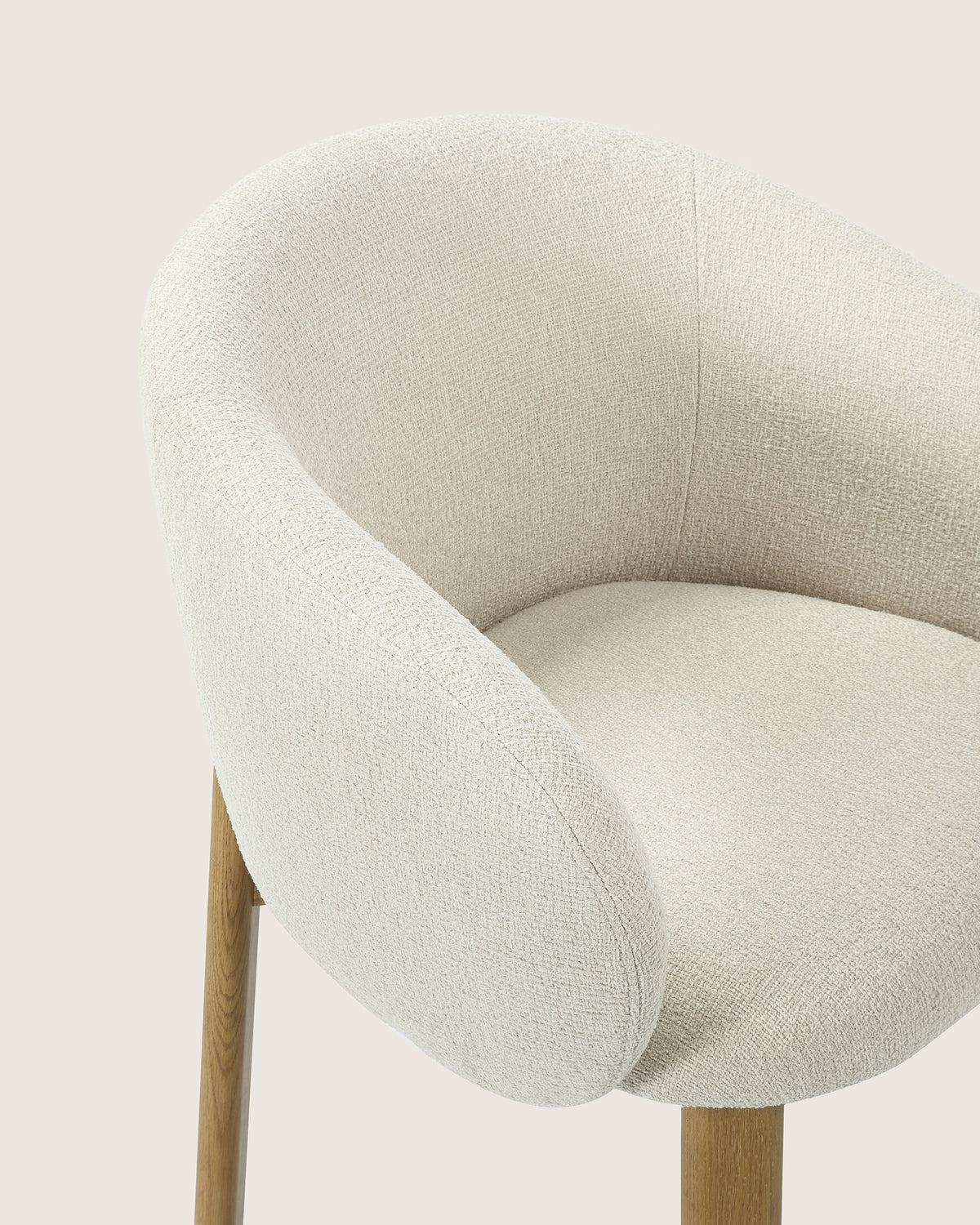 Silla de comedor con reposabrazos tapizado en Dolmen Beige y patas de madera acabado en roble Talia