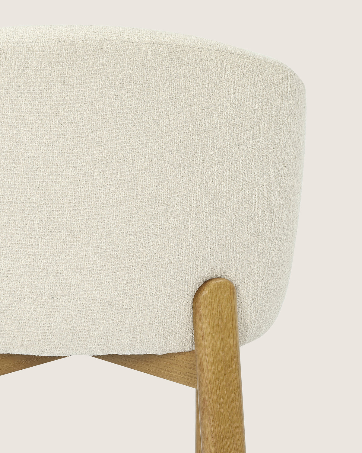 Silla de comedor con reposabrazos tapizado en Dolmen Beige y patas de madera acabado en roble Talia