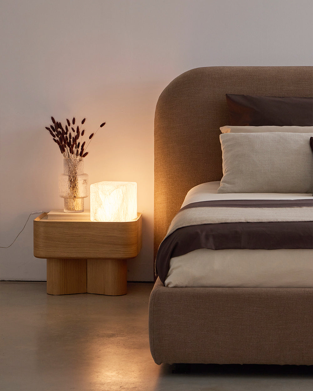 Lit Dana avec coffre de rangement et revêtement personnalisé pour matelas 160 × 200 cm