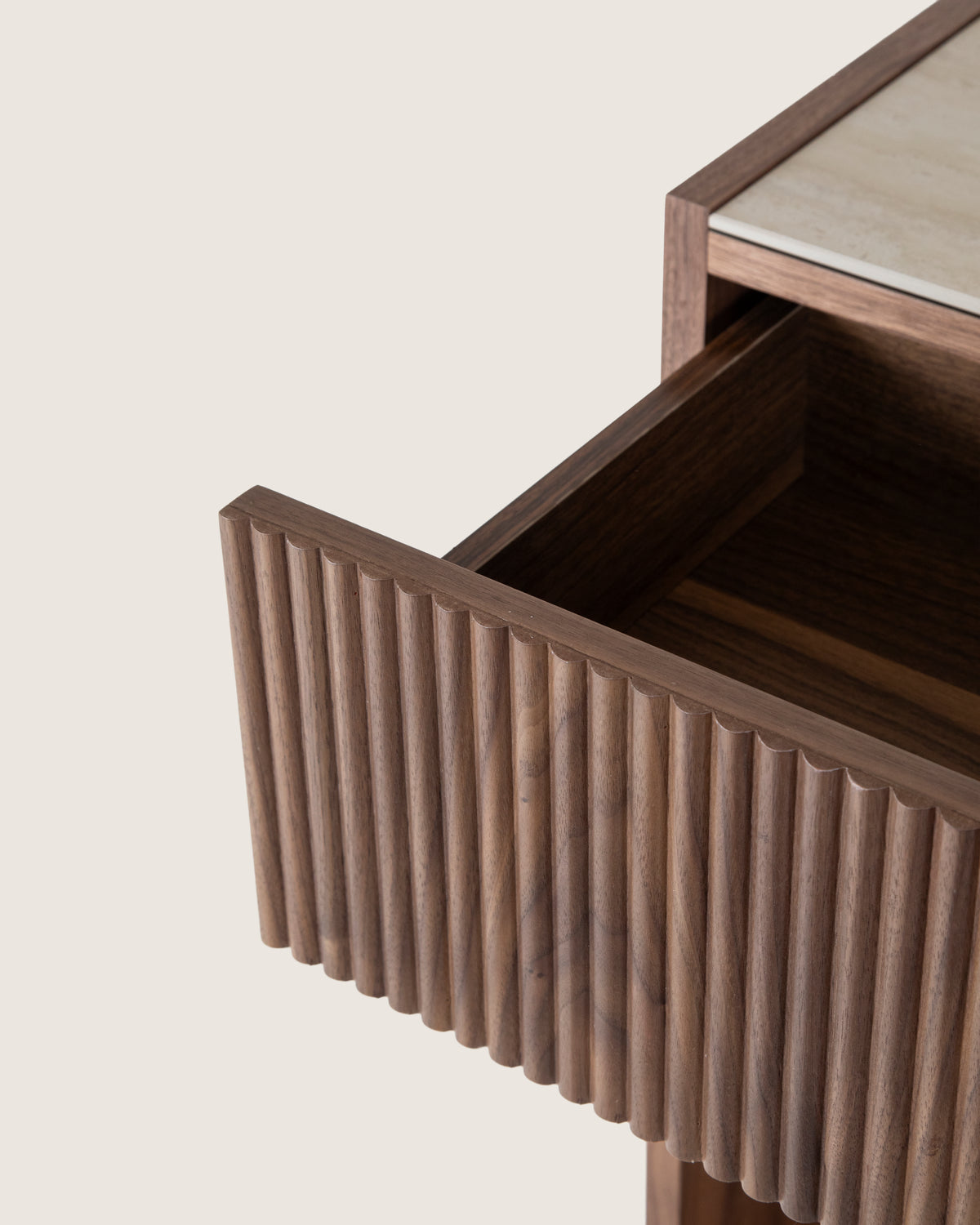 Console Sandy avec tasseaux en bois finition noyer et plateau effet marbre travertin