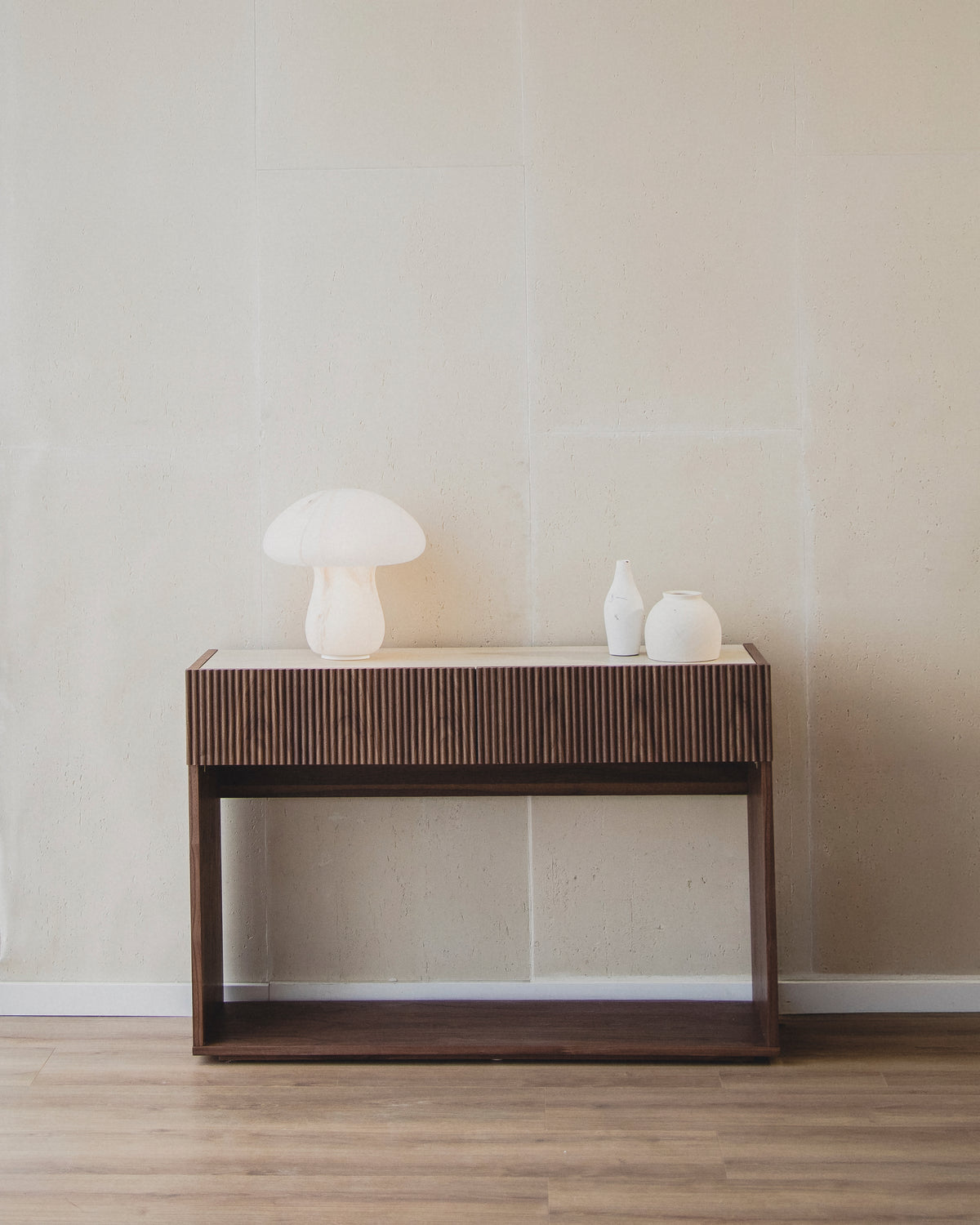 Console Sandy avec tasseaux en bois finition noyer et plateau effet marbre travertin
