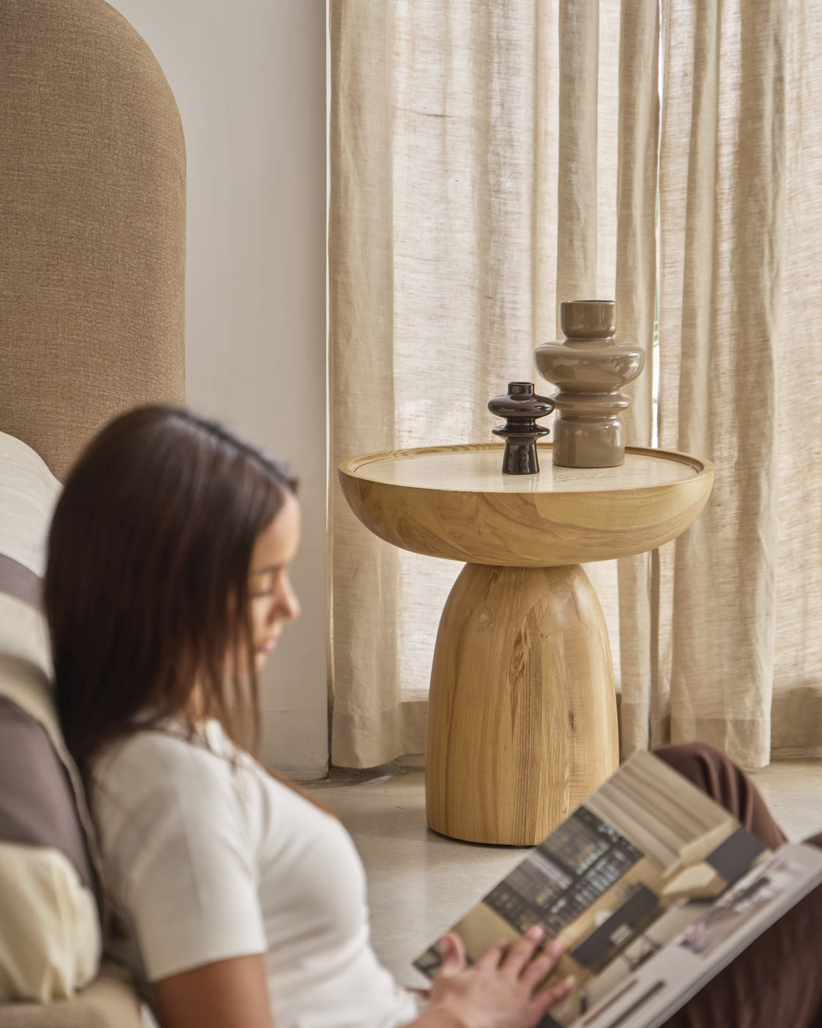 Mesa auxiliar salón comedor redonda madera y marmol calidad premium pequeña travertino blanco Ria