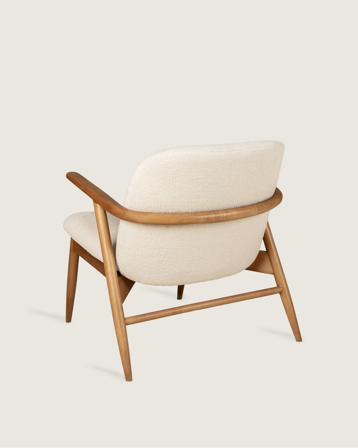 Butaca tapizada para salón o dormitorio madera maciza nogal color beige de diseño hecha a mano Lys