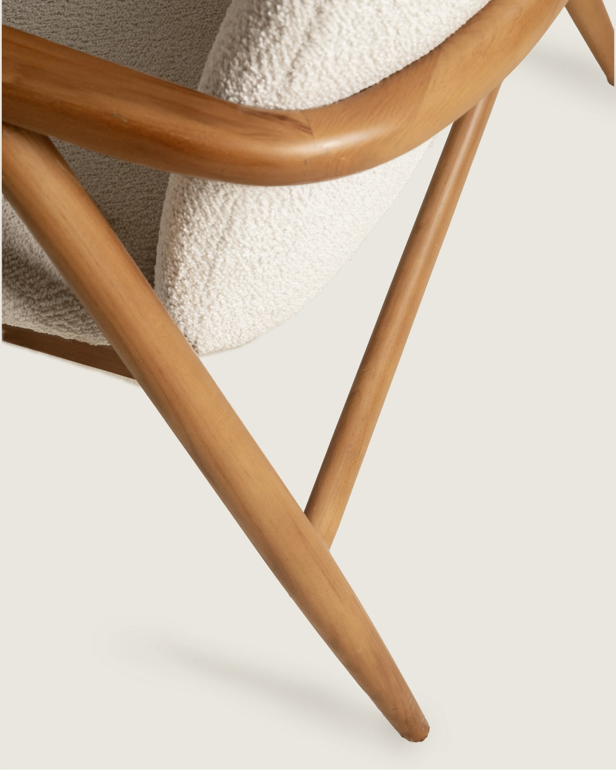 Butaca tapizada para salón o dormitorio madera maciza nogal color beige de diseño hecha a mano Lys