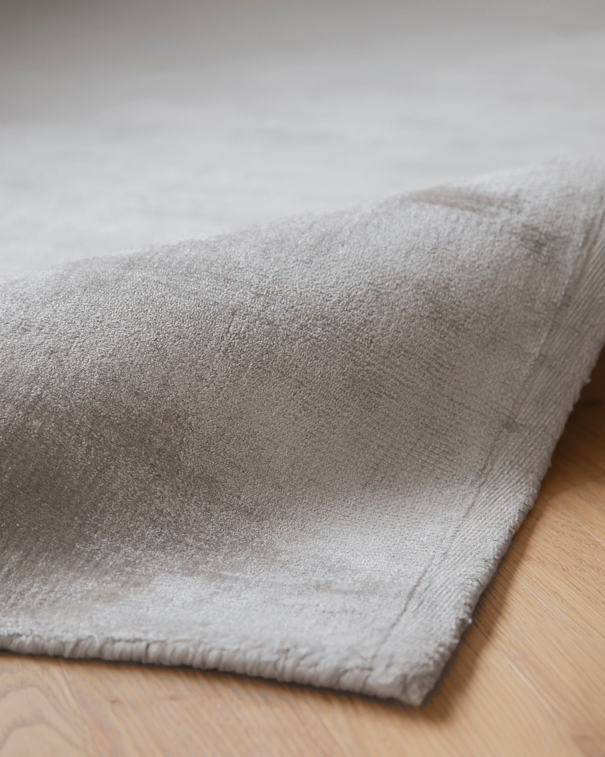 Alfombra de viscosa en color gris claro de 170 cm x 240 cm Elegant
