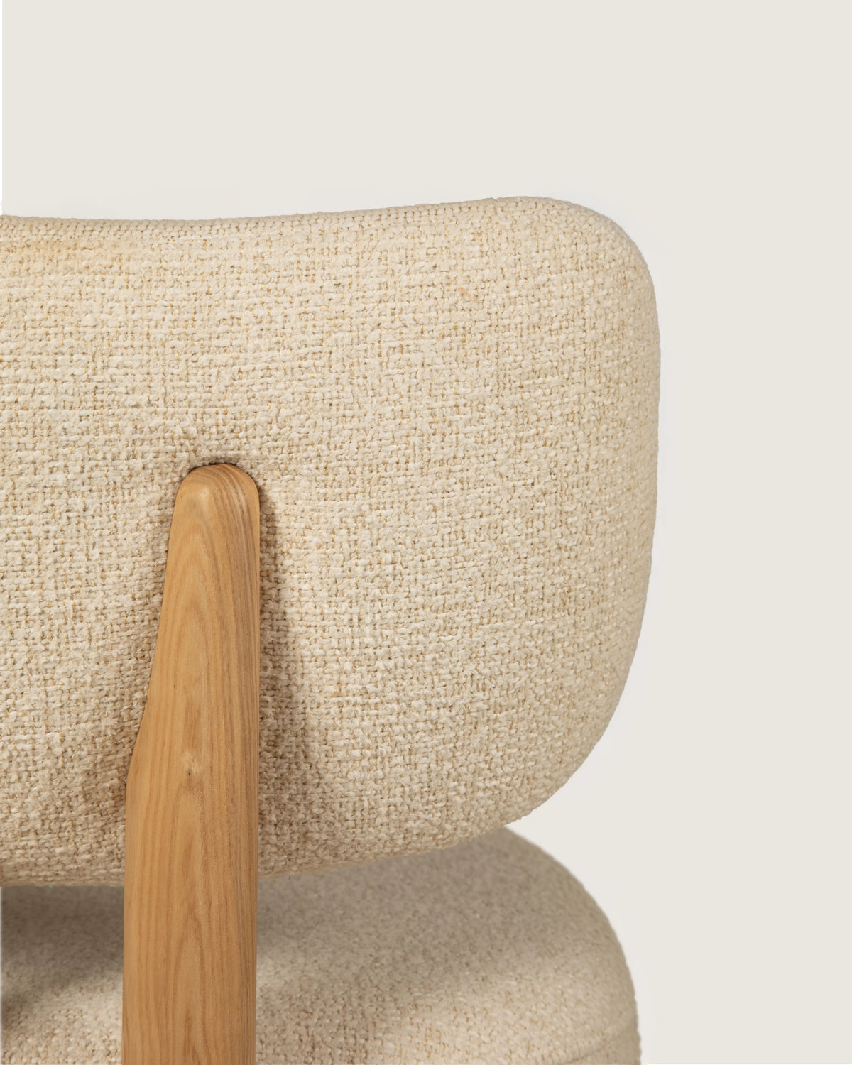 Silla cómoda comedor nórdica tapizada madera fresno maciza patas de madera Jade