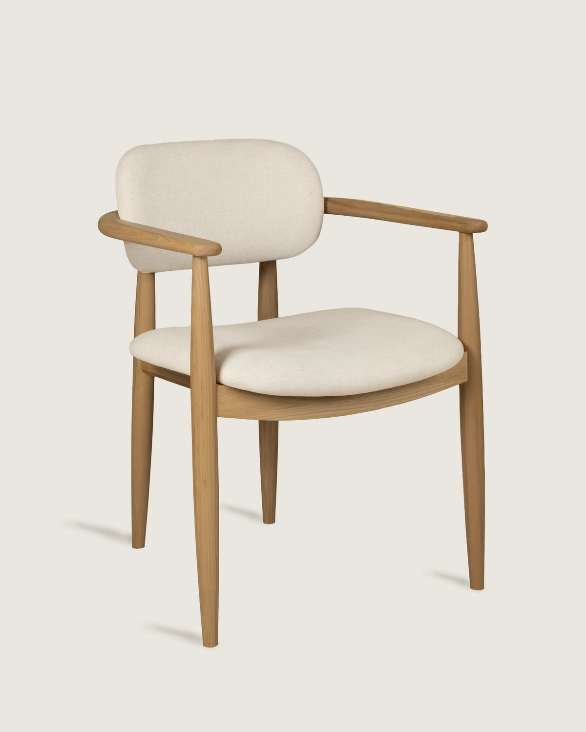 Silla cómoda comedor nórdica tapizada madera fresno maciza patas de madera Lys