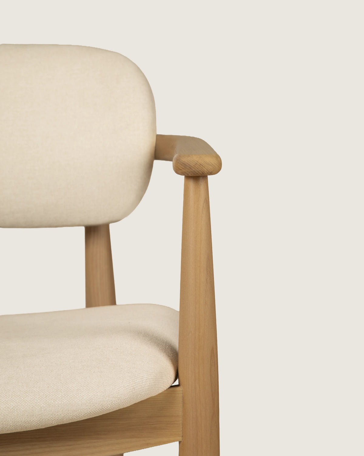 Silla cómoda comedor nórdica tapizada madera fresno maciza patas de madera Lys