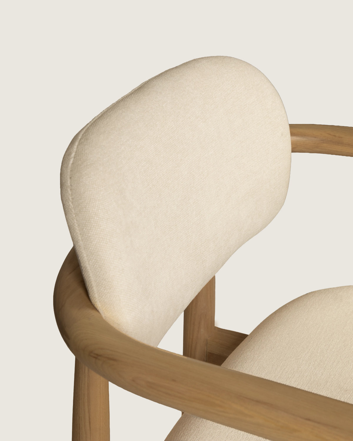 Chaise Lys avec finition en bois divers et revêtement en vita crème