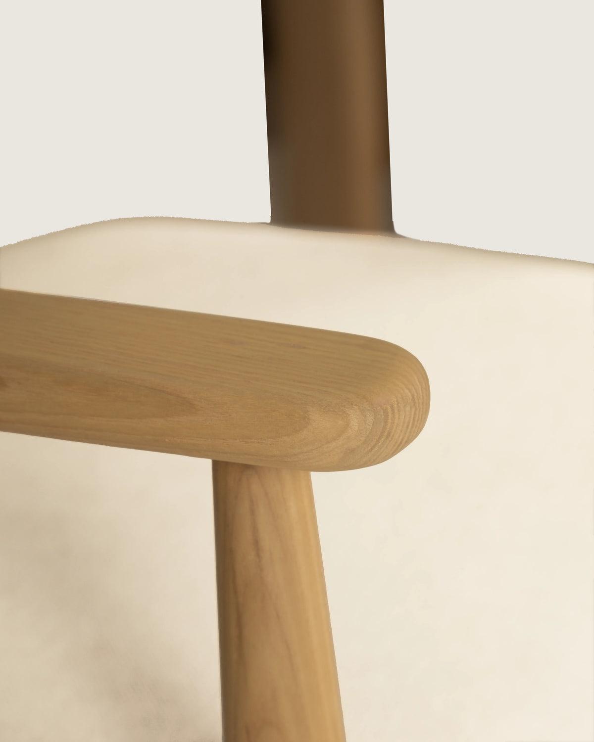 Chaise Lys avec finition en bois divers et revêtement en vita crème
