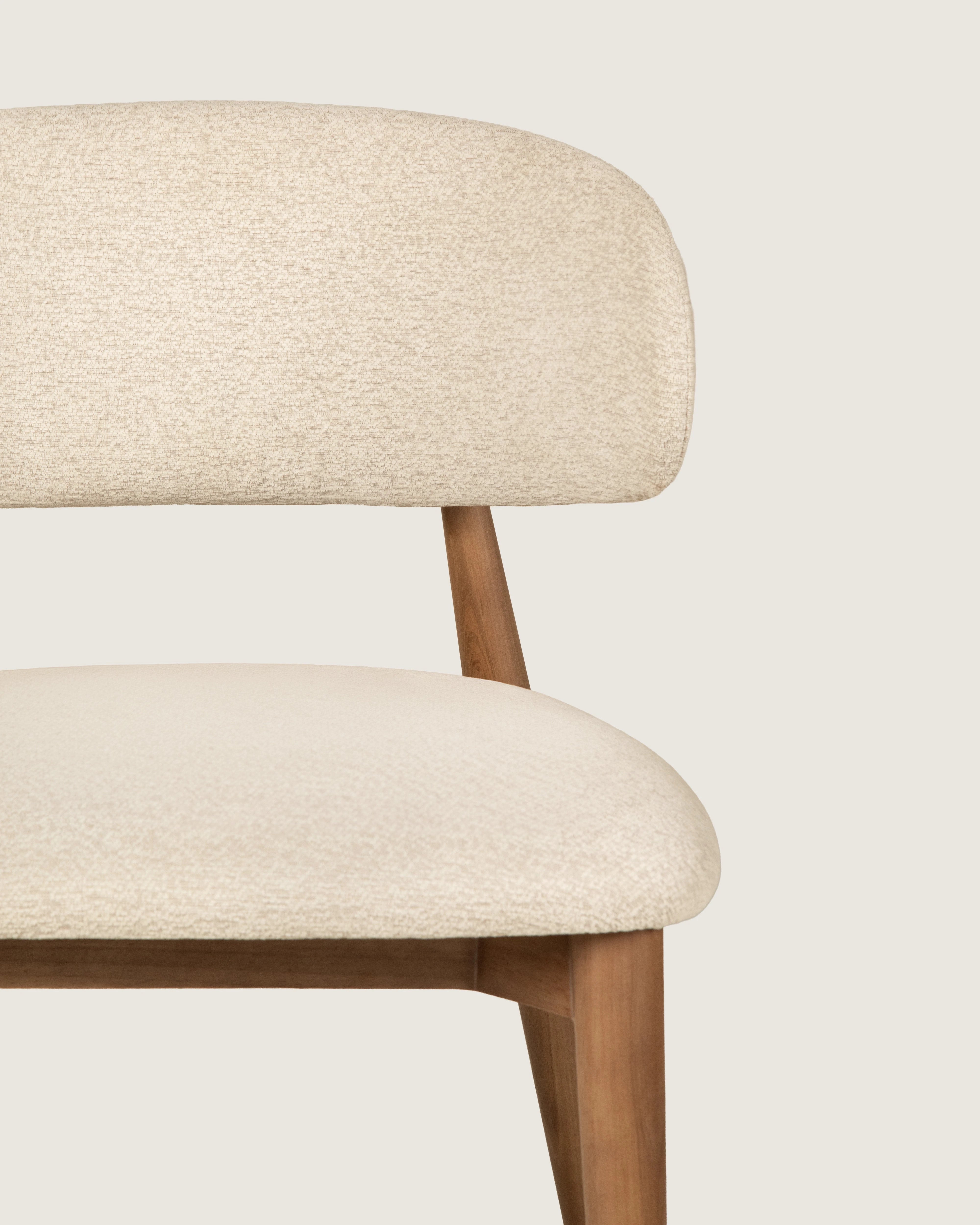 Silla Selen en nogal con tapicería eos creme
