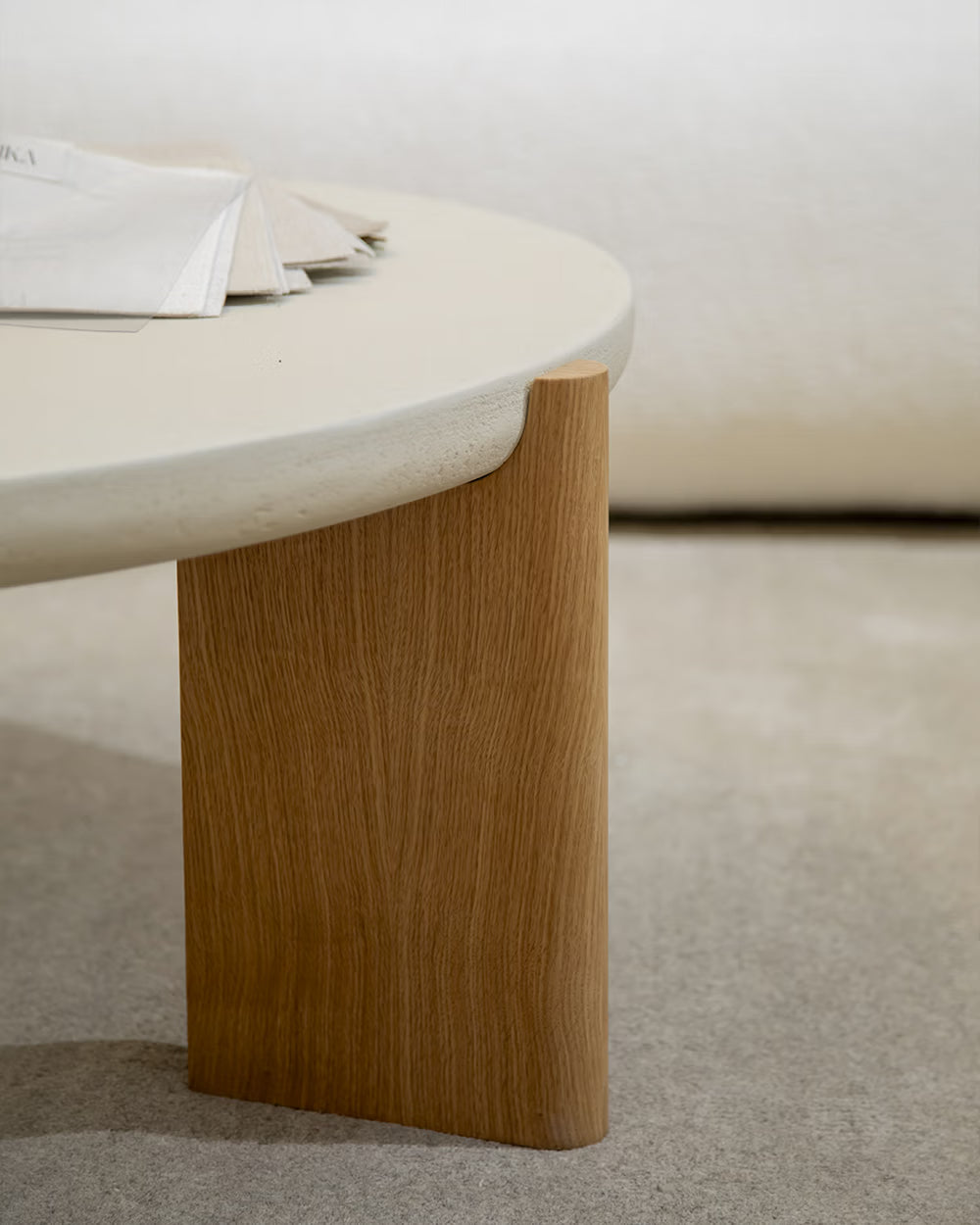 Medium round coffee table in premium-quality wood and liquid microcement, Nora oak