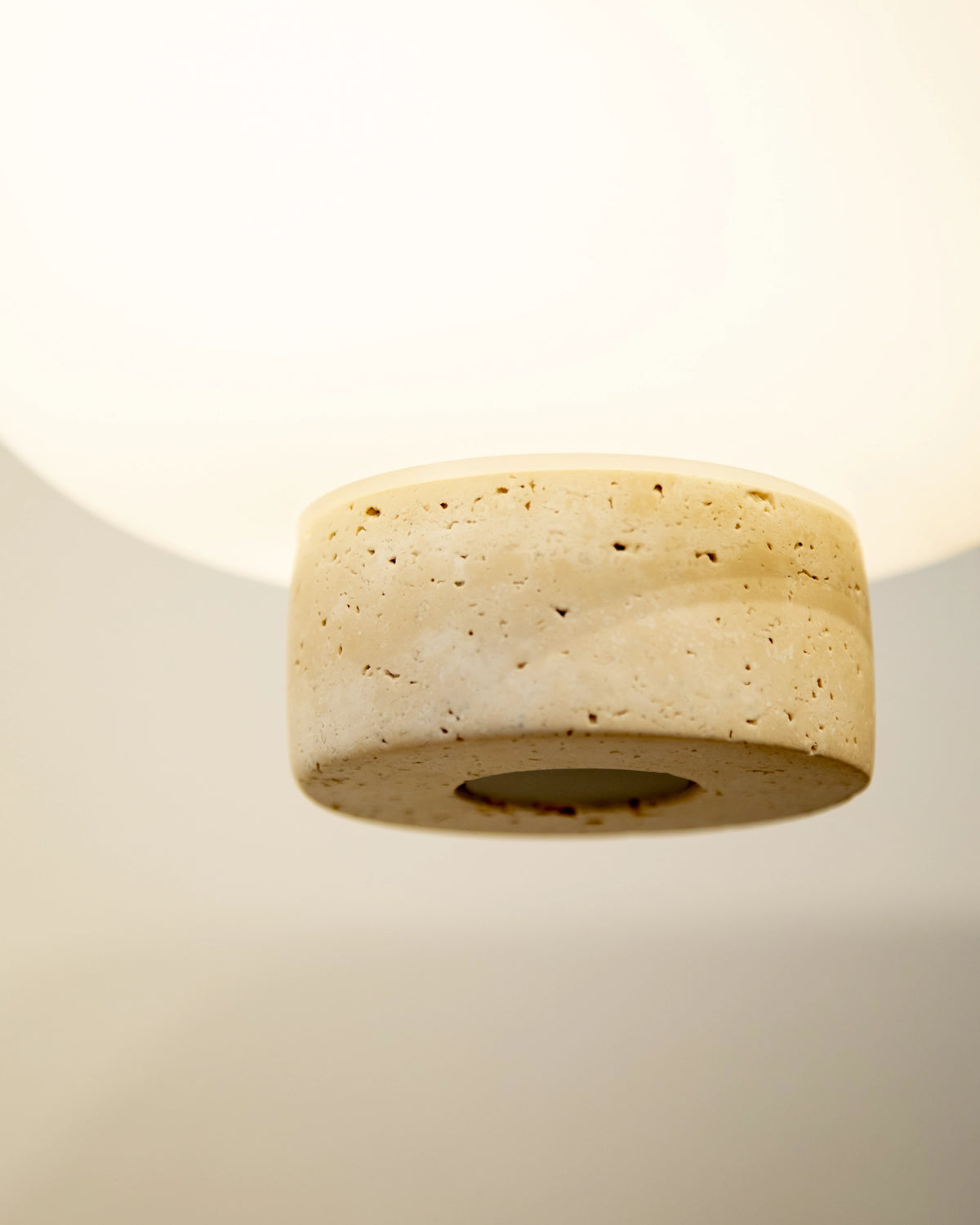 Lámpara techo colgante salón comedor cristal mediana artesanal ovalada Ánima