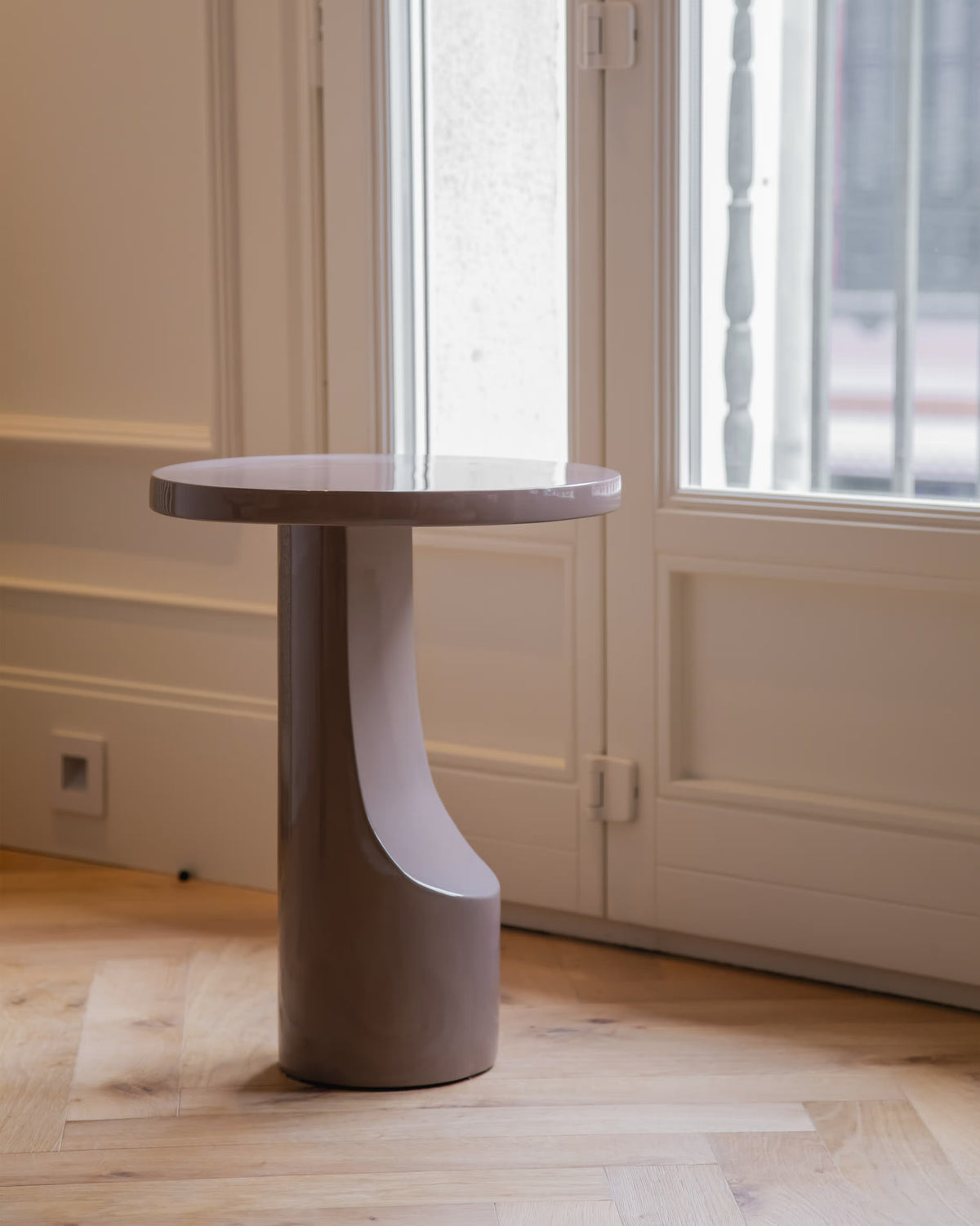 Mesa auxiliar salón comedor redonda microcemento calidad premium pequeña beige alto brillo Alia