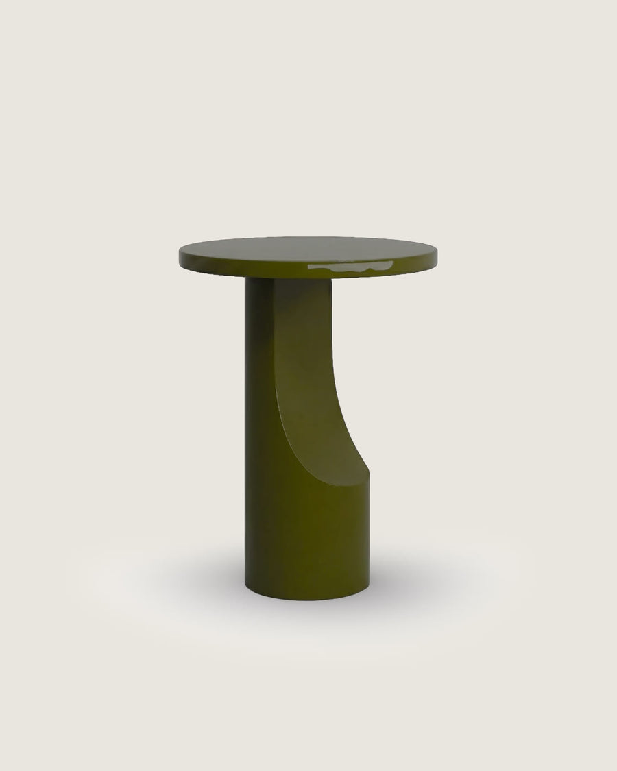 Alia round side table in microcement with a high-gloss finish
