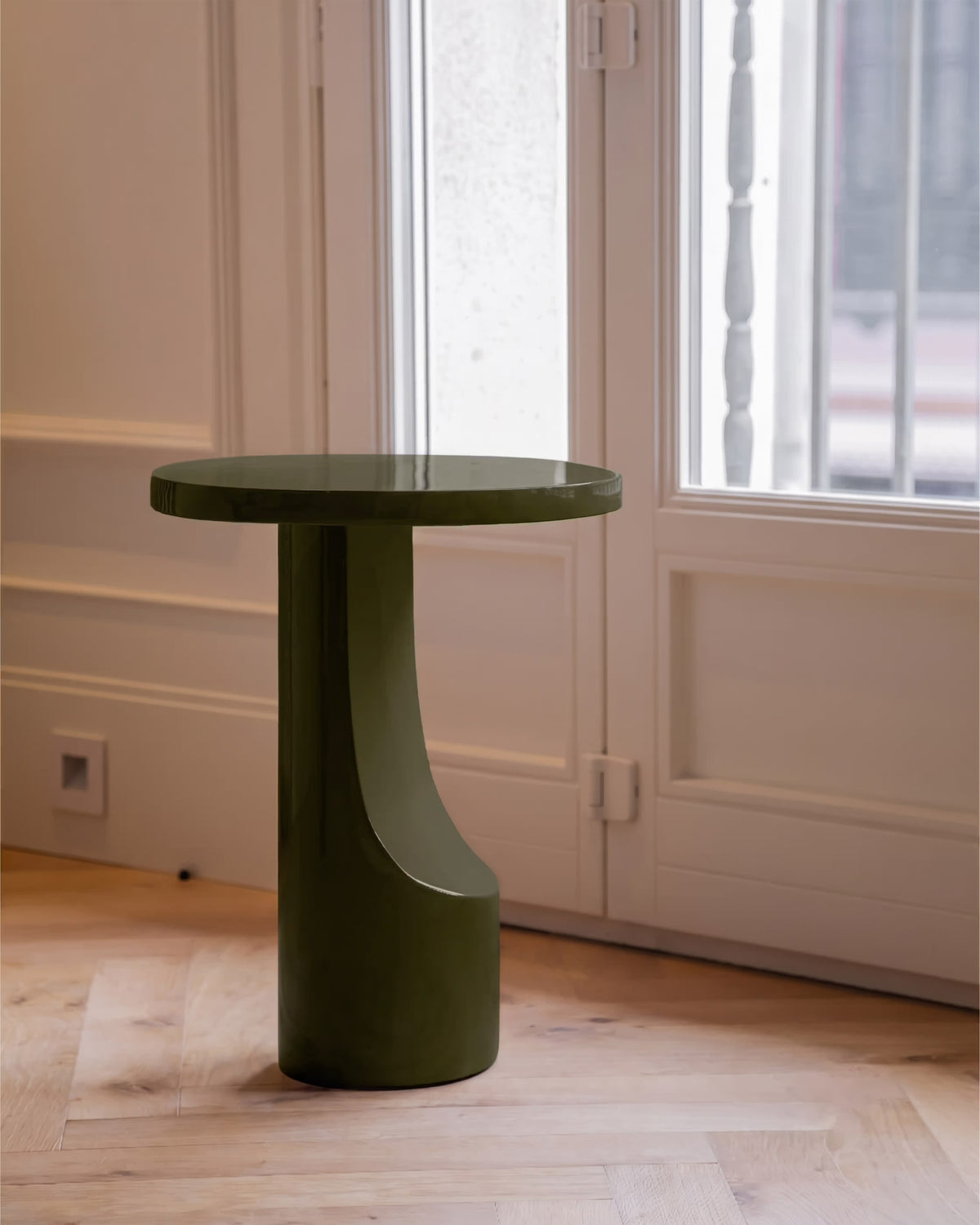 Mesa auxiliar salón comedor redonda microcemento calidad premium pequeña verde alto brillo Alia