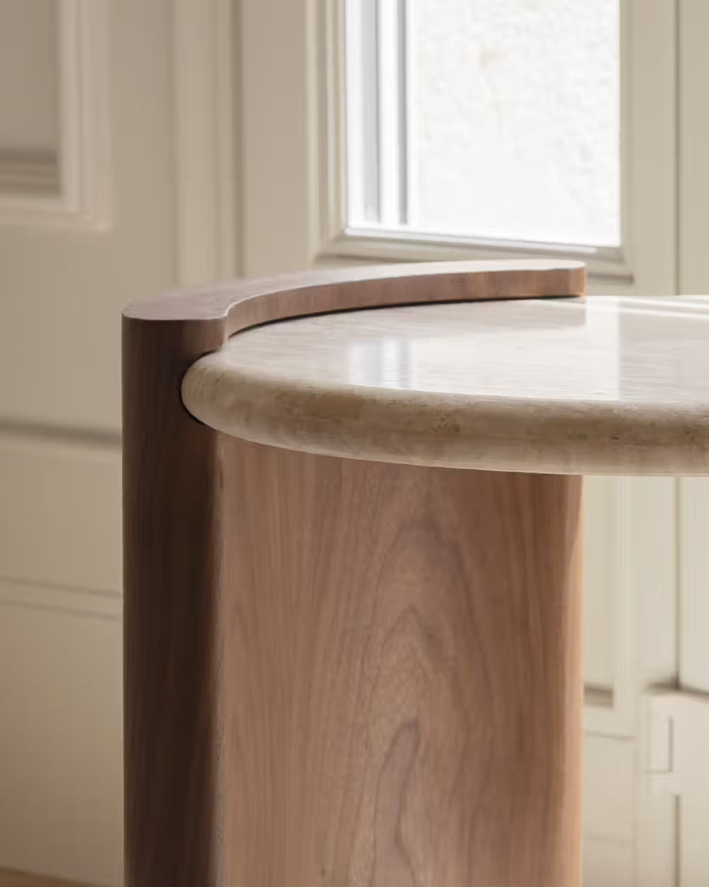 Table d'appoint Volga avec plateau en marbre travertin et pieds en chêne