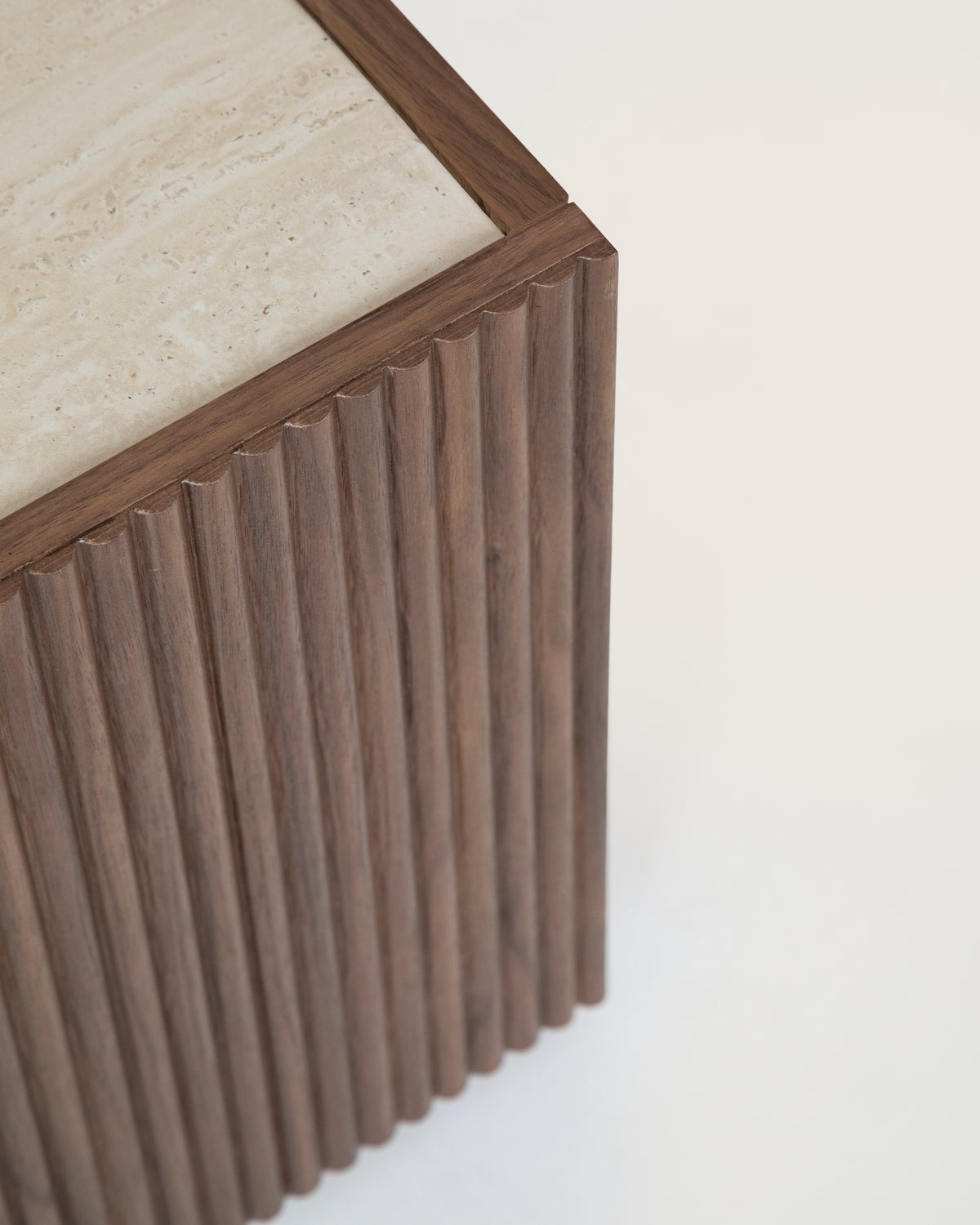 Meuble TV Sandy avec tasseaux de bois finition noyer et plateau effet marbre travertin