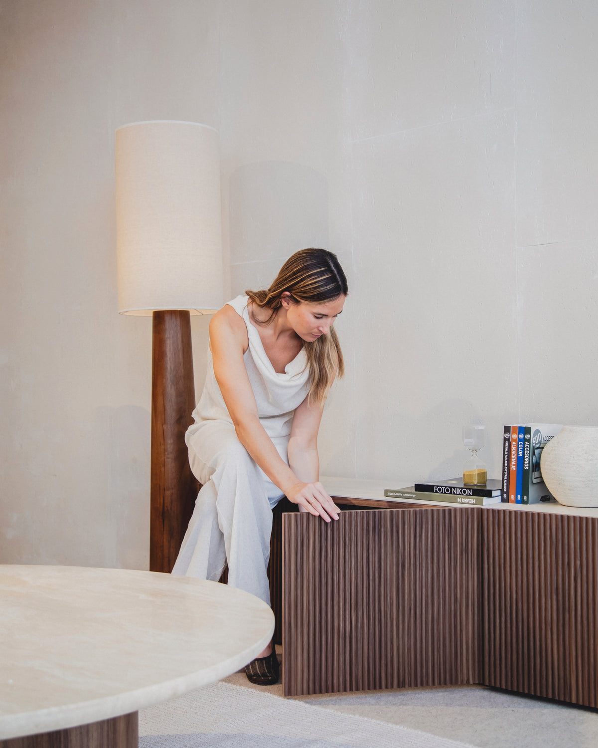 Meuble TV Sandy avec tasseaux de bois finition noyer et plateau effet marbre travertin
