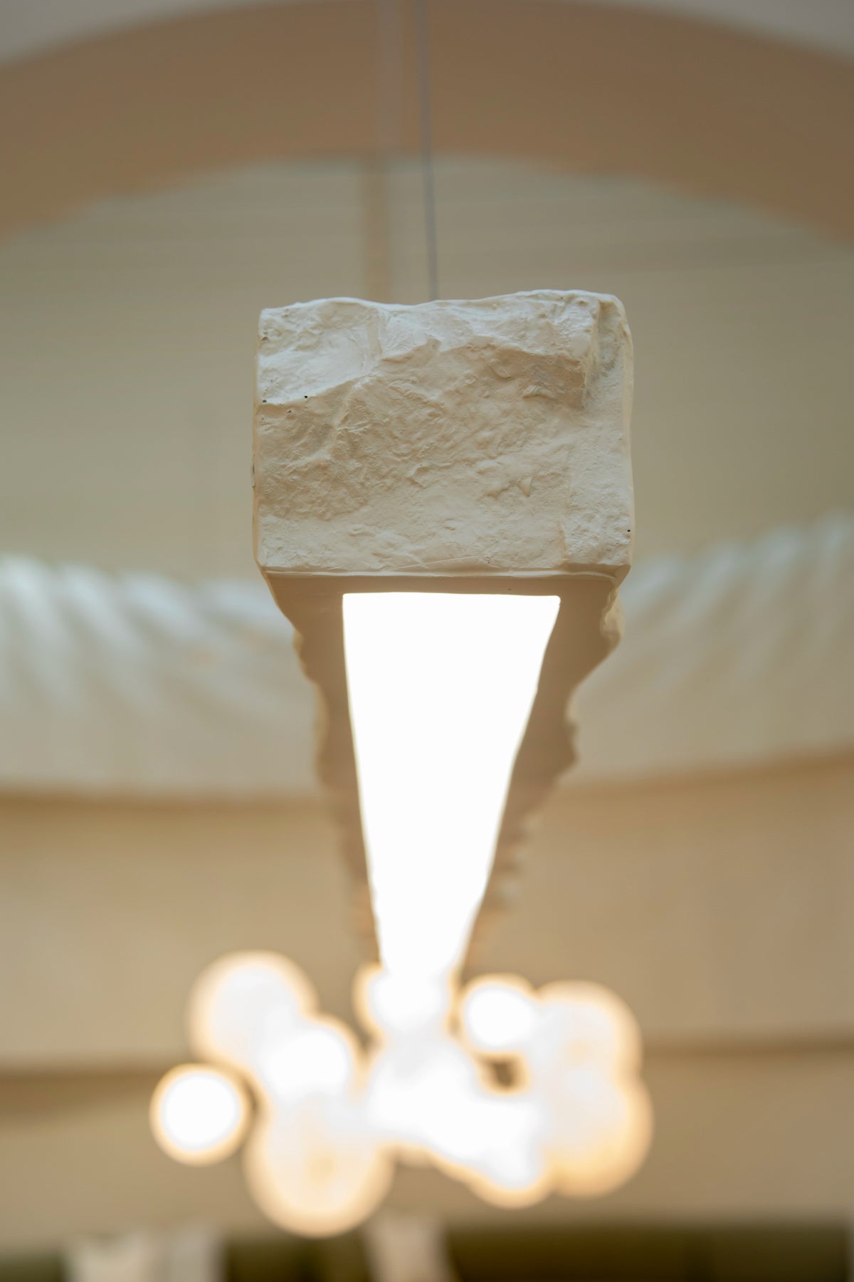 Lámpara techo colgante salón comedor resina multiformato artesanal alargada Petra