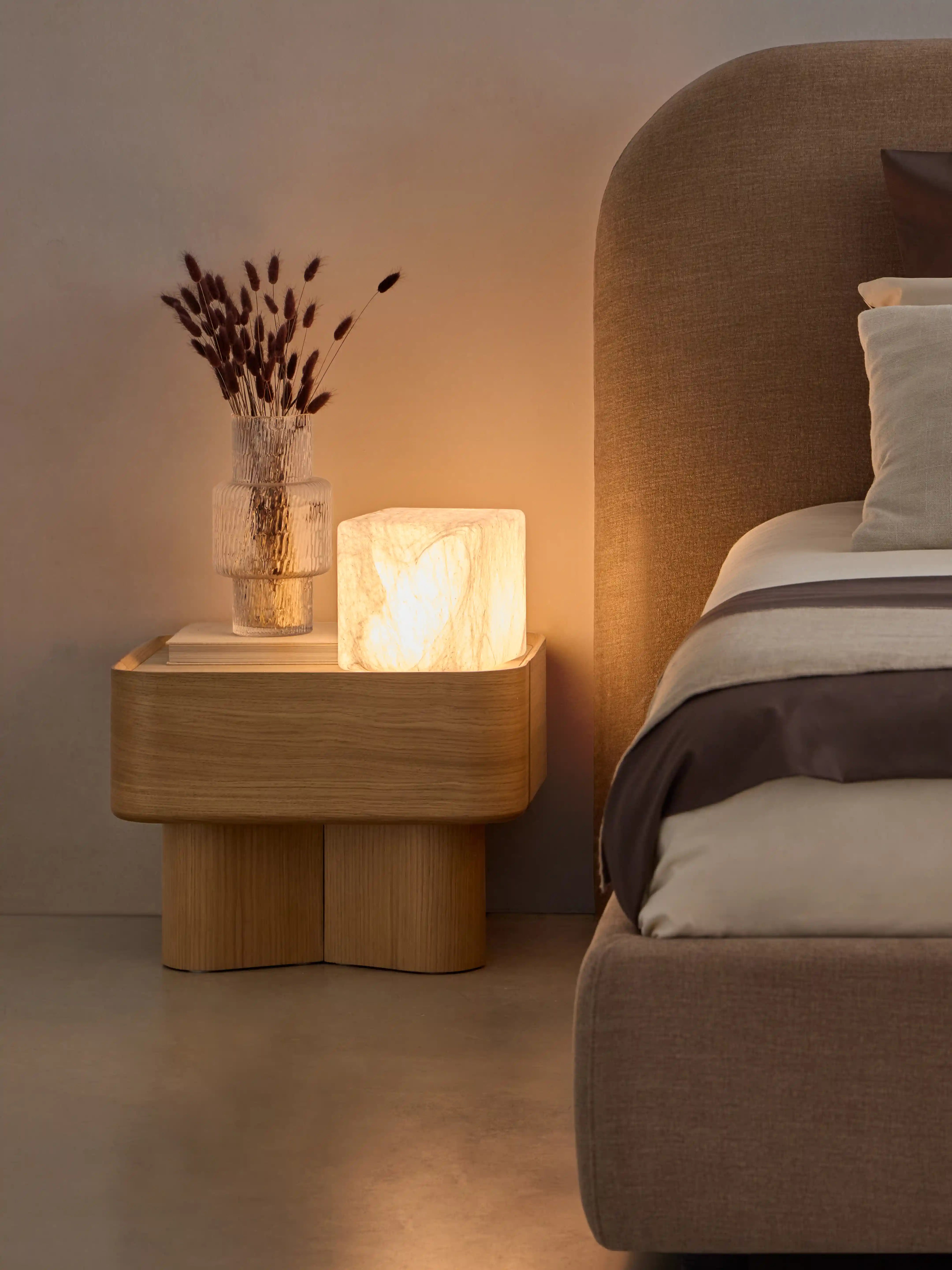 Table d'appoint Avril disponible en différentes finitions de bois avec un plateau en marbre travertin